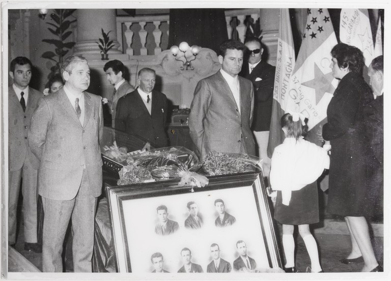 Gattatico-Reggio Emilia, 27-30 marzo 1970, Funerali di Alcide Cervi, camera ardente di Alcide nella Sala del Tricolore di Reggio Emilia, picchetto d'onore